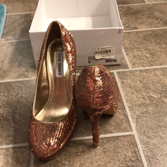 New in box Steve Madden Bevv Gold sequin heels. - Picture 7 of 8